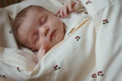 Shop Konges Sløjd baby sengesæt 70x100 - cherry